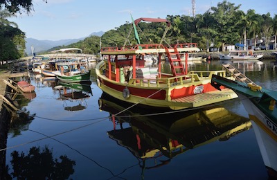 photo d'un bateau coloré immatriculé à Paraty