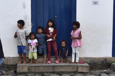 photo d'enfants iniens chantant dans la rue pour reccueillir un peu d'argent