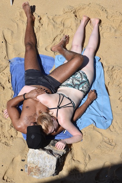 photo d'un couple enlassé sur la plage