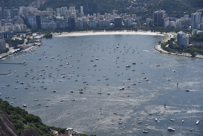 photo de bateaux de plaisance mouillant dans la baie de Rio