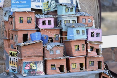 photo d'une maquette représentant des favelas.