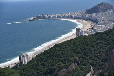 photo de la plage d'Ipanéma étirant sa courbe