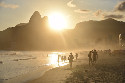 photo de la plage de Copacabana sous le soleil couchant