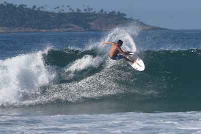 photo de surfeur sur une vagued'Ipanéma