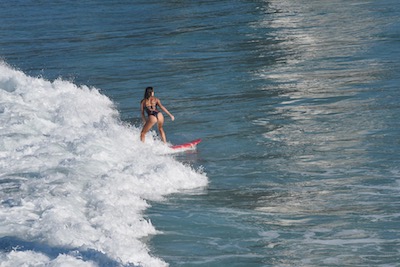 photo de surfeuse en string