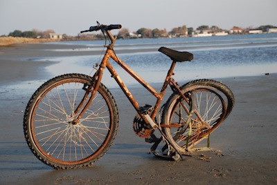photo en gros plan d'un vélo rouillé