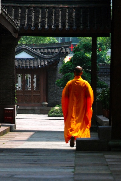 photo de moine marchant le long d'une alle