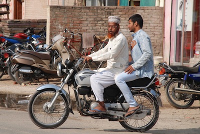 photo d'amis musulmans en moto à Jaipur 