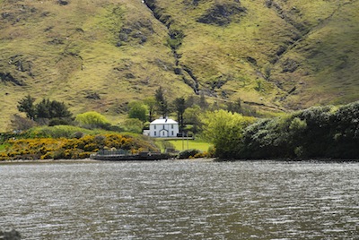 photo d'une maison avec vue sur un lac