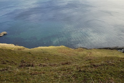 photo d'une prairie surplombant la mer 