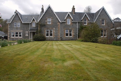 maison écossaise et jardin parfaitement entretenu