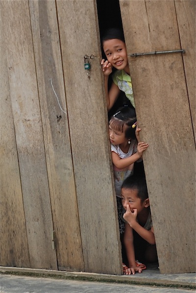photo d'enfants dans une porte entrebaillée