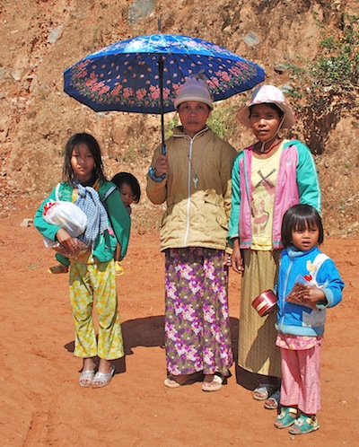 photo une famille de l'ethnie Mong