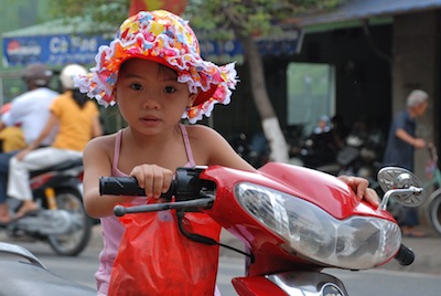 photo d'une fillette sur un scooter