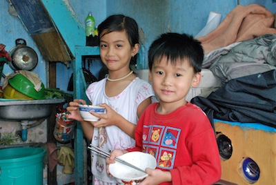 photo de jeunes enfants mangeant du riz