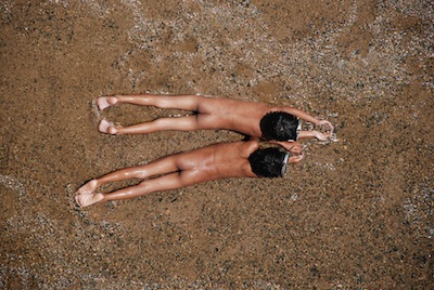 photo en contre plongée de deux enfants se baignant dans une rivière !