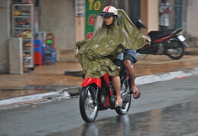 Photo de scooter roulant sous la pluie