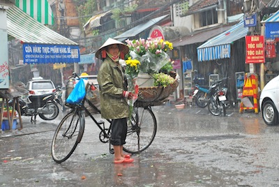 Photo vendeuse travaillant sous la pluie