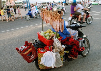 Vendeuse de seiches séchées à Nga Trang